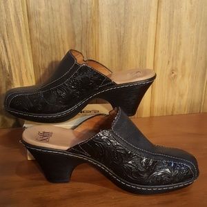 Sofft Comfort Clog Black Tooled 8.5